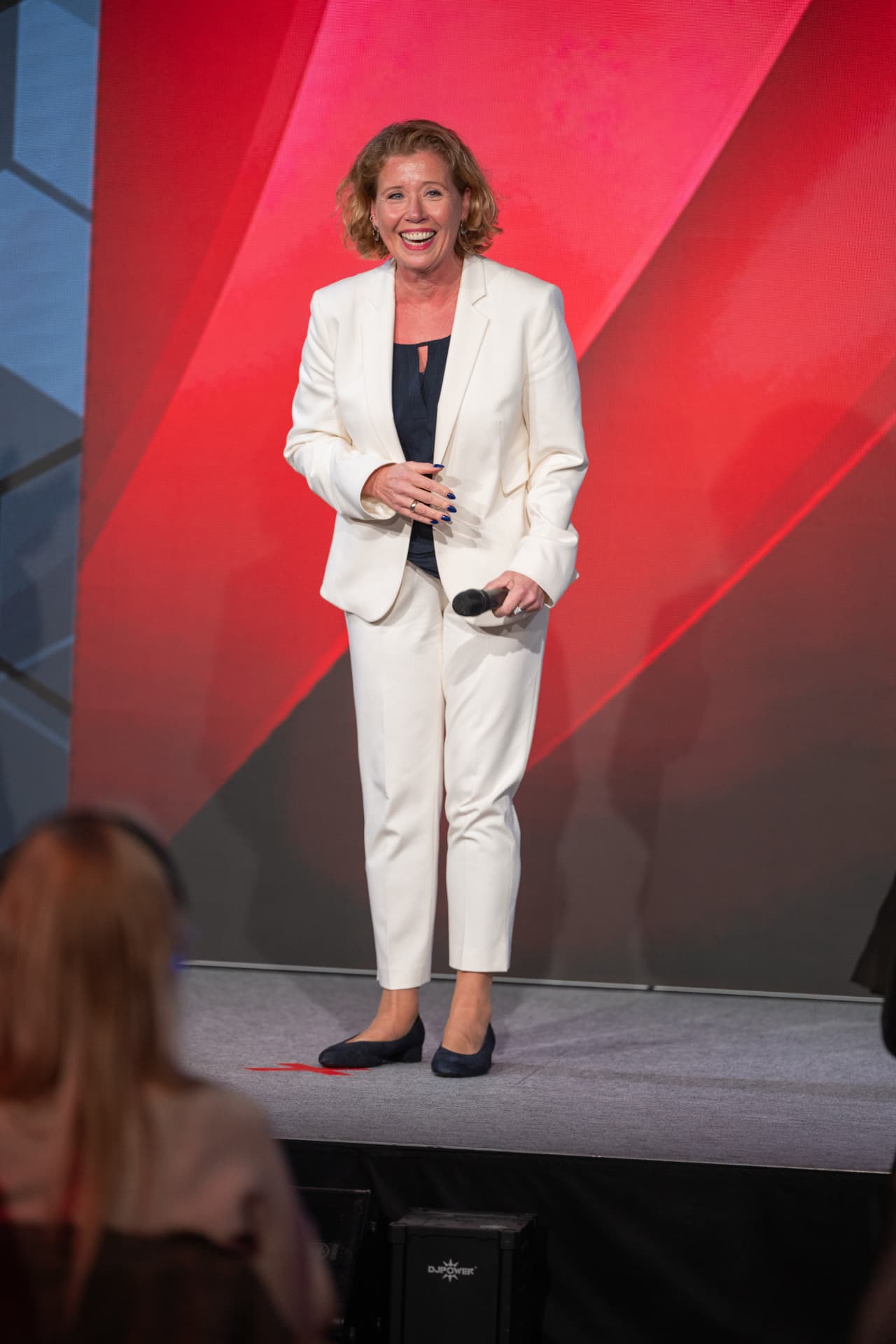 Dr. Sabine Hahn auf der Bühne vor roter Bühnenwand