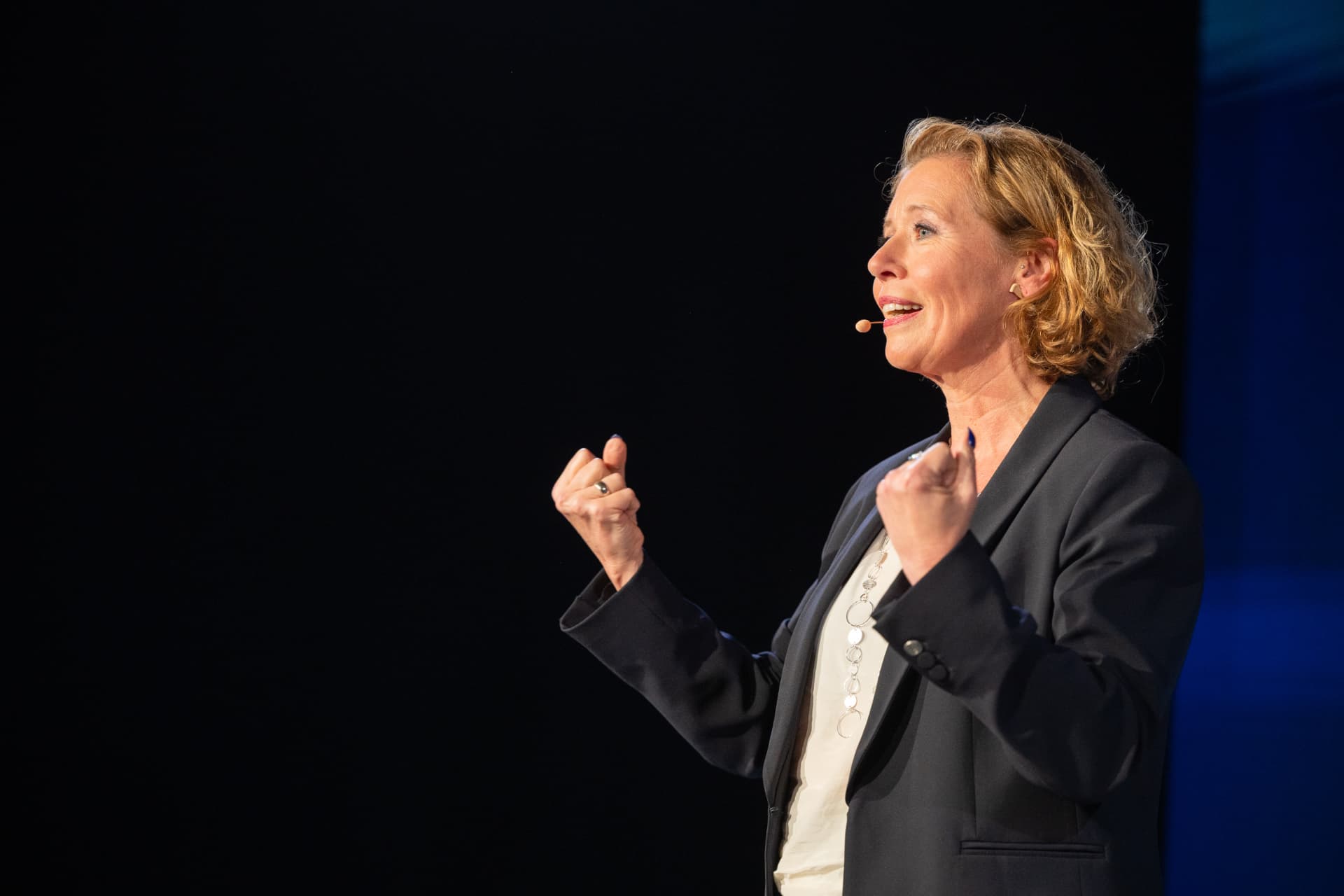 Dr. Sabine Hahn bei einer Keynote auf der Bühne